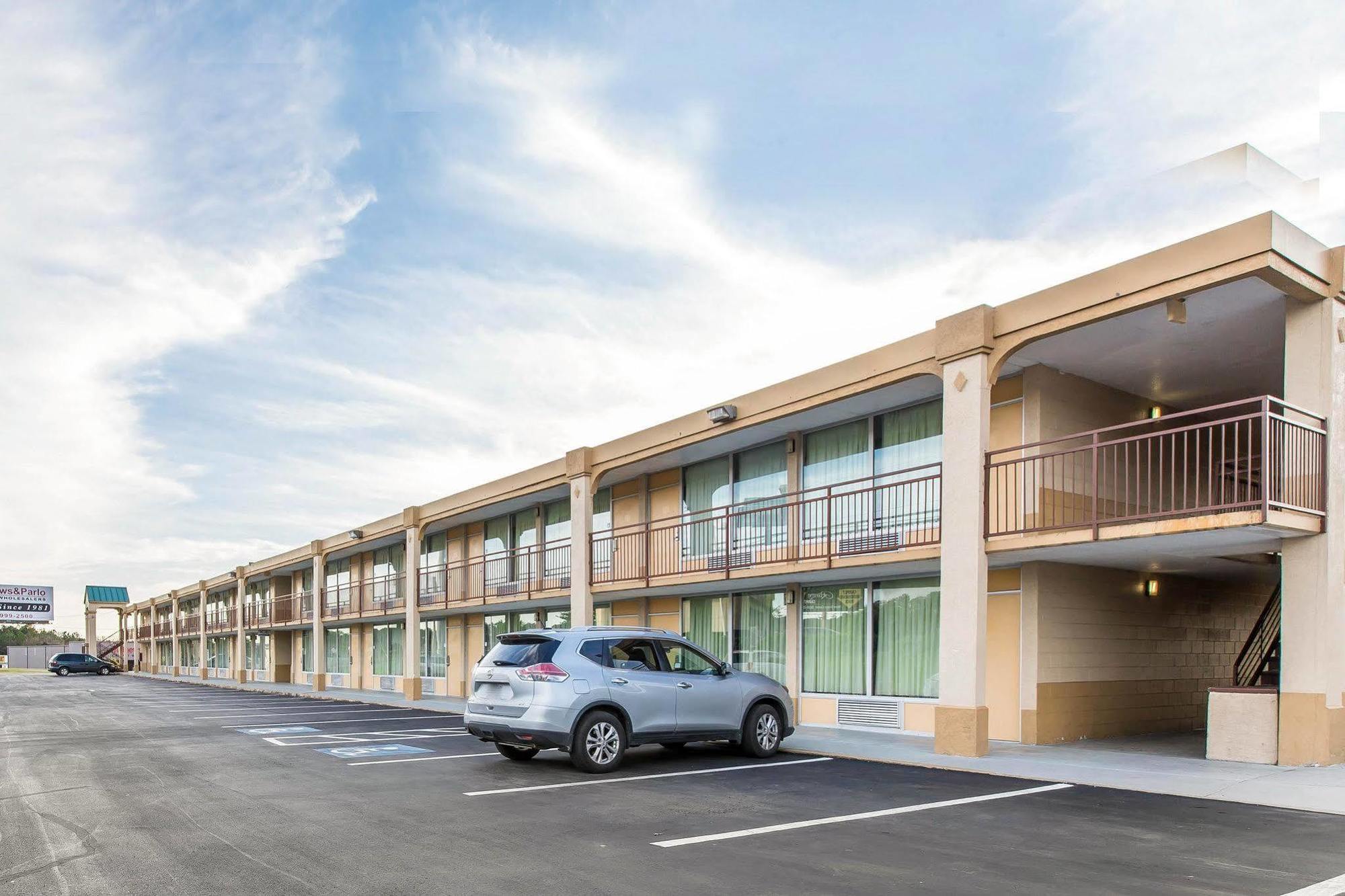 Econo Lodge Calhoun Kültér fotó