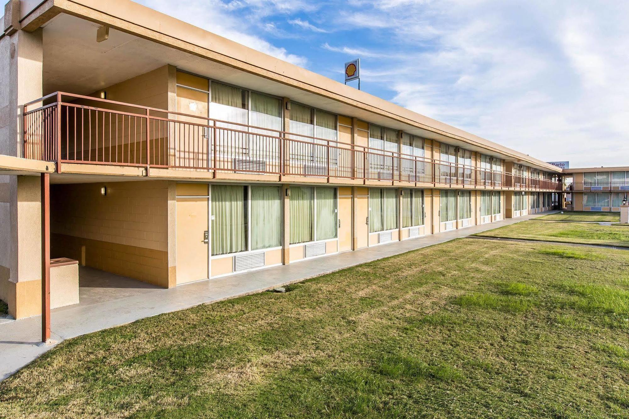 Econo Lodge Calhoun Kültér fotó